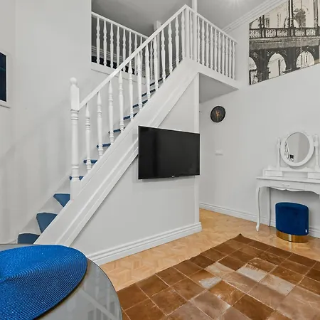 Beautiful Flat. Great Location.